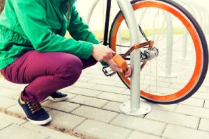 Un vélo attaché à un poteau par un U pliant