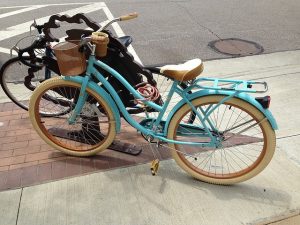 Vélo arrêté dans la rue