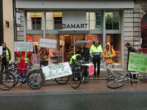 Le collectif des Cyclomotivés à l'occasion du Parking Day