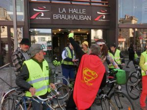 Le collectif des Cyclomotivés devant les halles Brauhauban