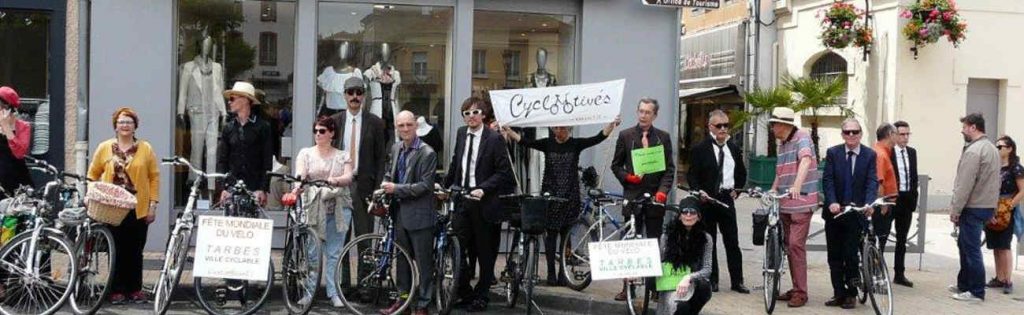 Les Cyclomotivés à l'entrée de la rue Brauhauban interdite à la circulation des vélos