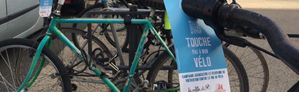 Vélo avec flyer Touche pas à mon vélo