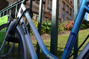 Focus sur un vélo attaché par un antivol U