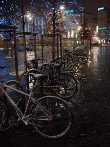 stationner-son-velo-a-Strasbourg-neige-hiver