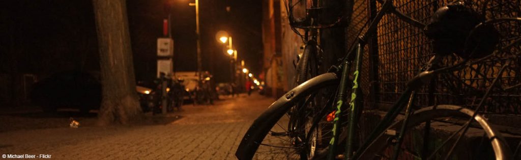 Attacher son vélo la nuit avec un câble fragile : mauvaise idée !