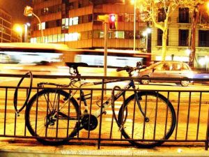 Un VTT attacher avec un double cadenas pour la nuit