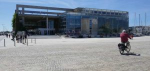 Cycliste devant l'aquarium de La Rochelle