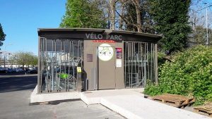 Un vélo-parc, un garage à vélo sécurisé en gare pour garer son vélo