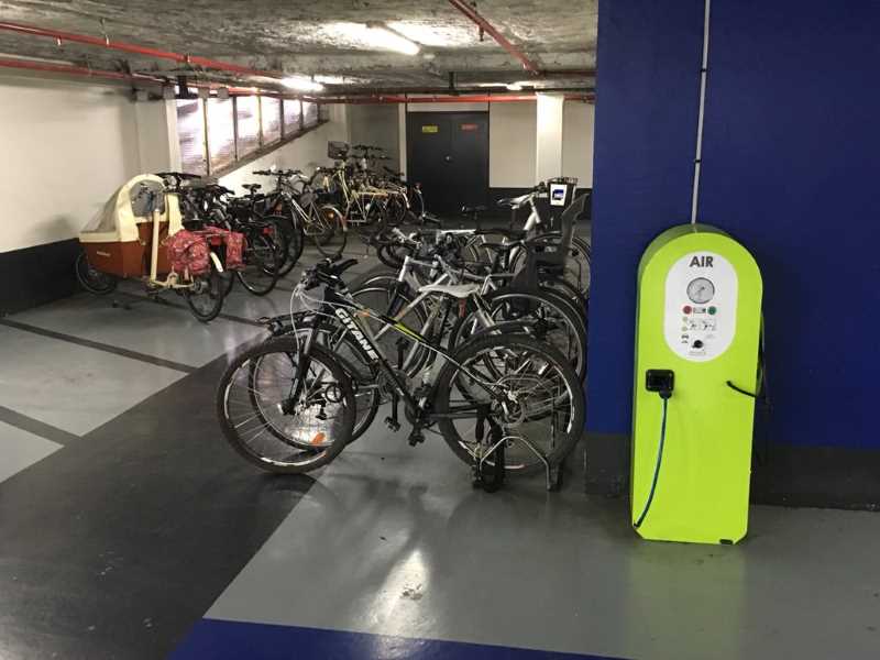 Emplacements vélos dans le parking des Rives de l'Orne