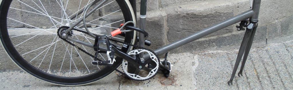 Un vélo avec une roue en moins qui n'avait pas d'antivol selle et roues