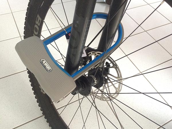 Le Abus 770A SmartX attaché à une roue de vélo