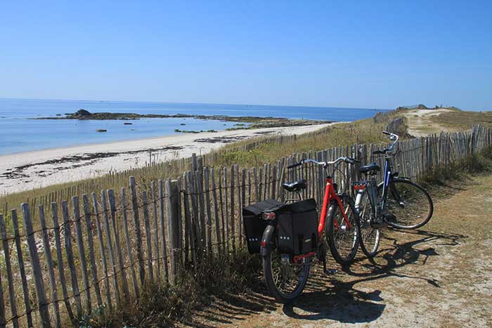 Parking improvisé sur une plage du Finistère