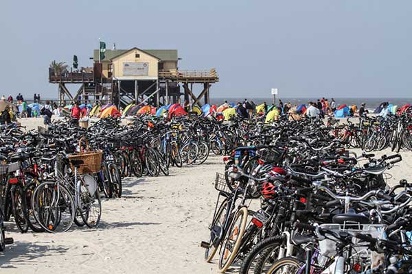 Parking vélo sur la plage de Sankt Peter-Ording en Allemagne